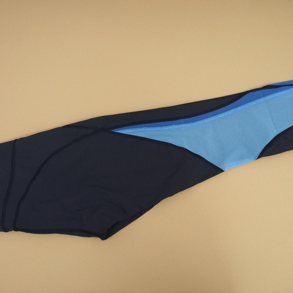 Lululemon Legging. Mix Mesh Blue Contrast Crop Legging Size 6 - Picture 2 of 10